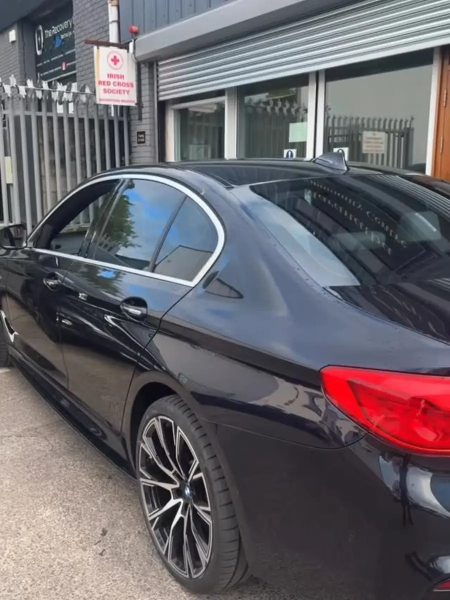 Vehicle with a dark rear glass finish